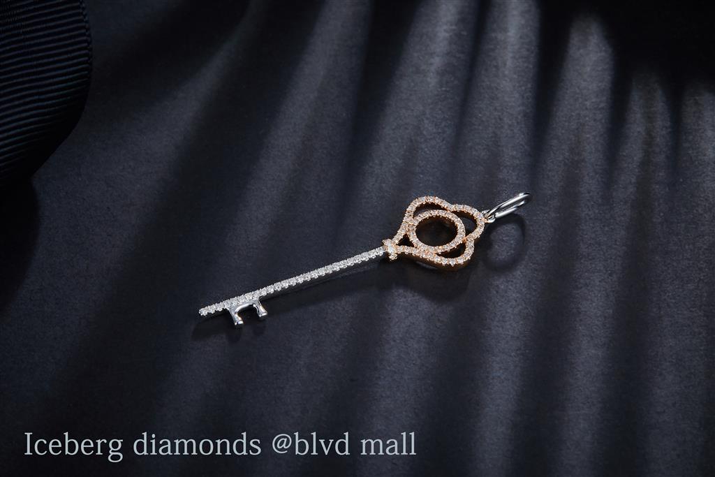 0.248 Ct. Diamond 14 Kt Gold (Tricolor). Key Pendant. (Women).