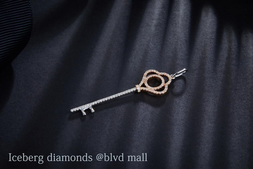 0.248 Ct. Diamond 14 Kt Gold (Tricolor). Key Pendant. (Women).